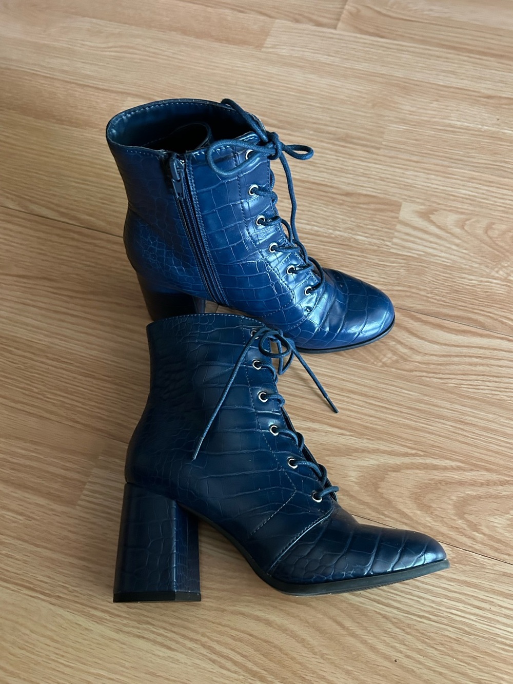 Forever 21 Blue Faux Leather Croc Skin Booties Size 6
